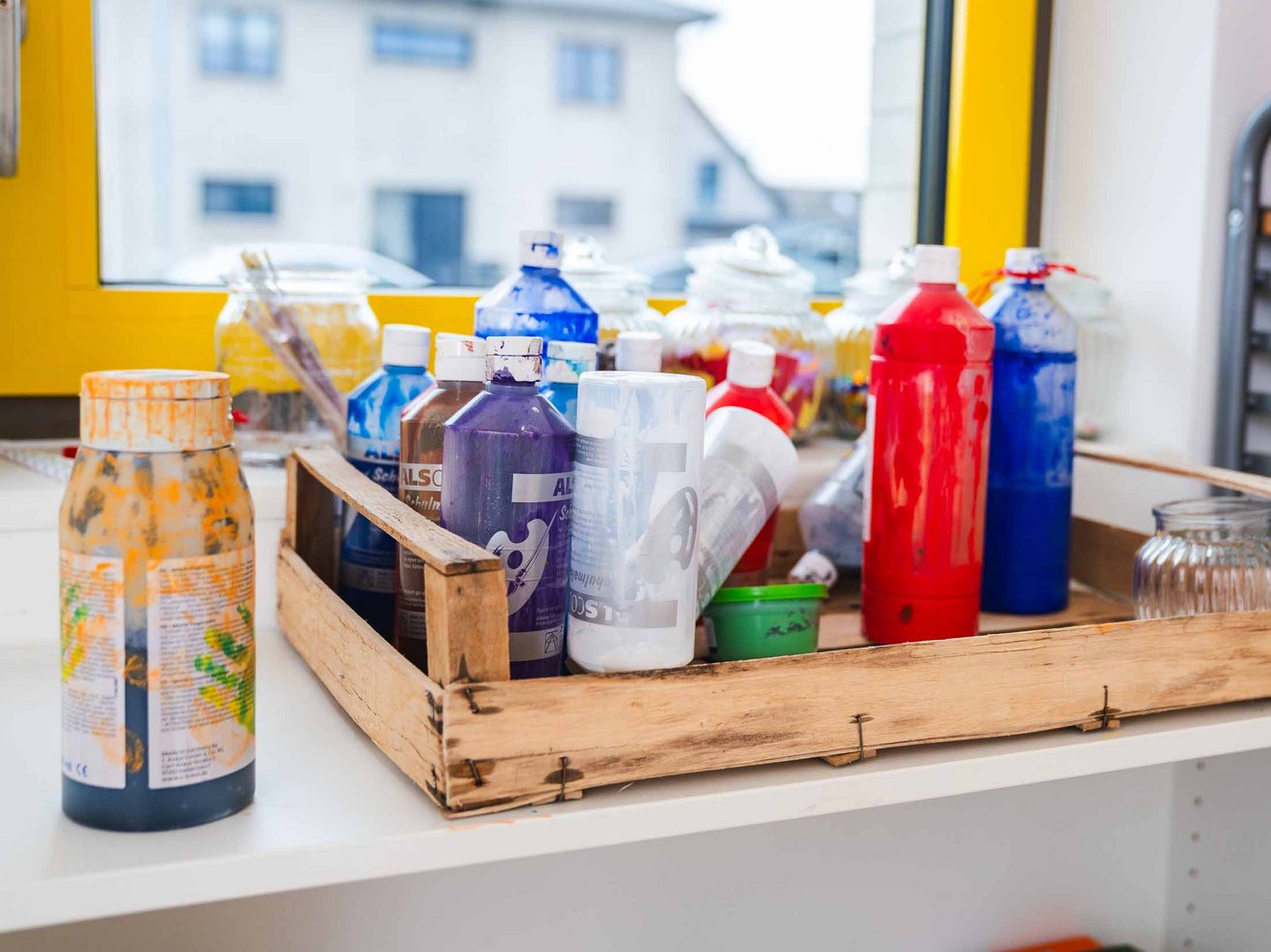 Farben und Bastelmaterialien in einem Kreativraum der Kita.