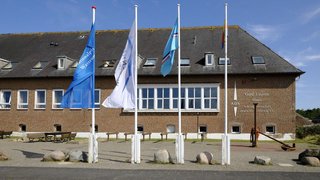 ADS Schullandheim Sylt Außenansicht Flaggen