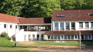 ADS Schullandheim Glücksburg Außenansicht Fußballplatz