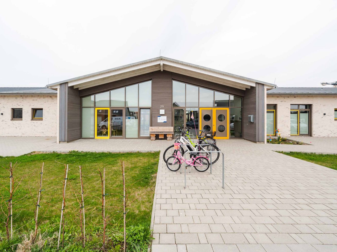 Außenansicht der Kita Anne-Frank-Ring in Handewitt mit Eingangsbereich und Fahrradständern.